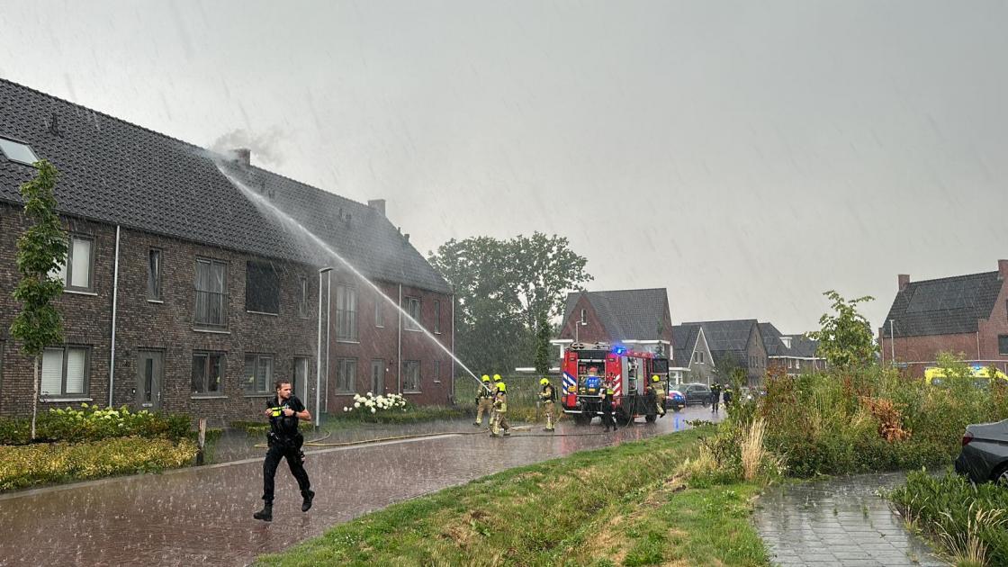 Woning Door Bliksem Getroffen Dak In Brand Nu Horst Aan De Maas