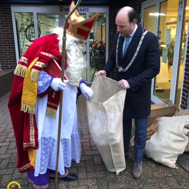 Sinterklaas ontvangt tekeningen