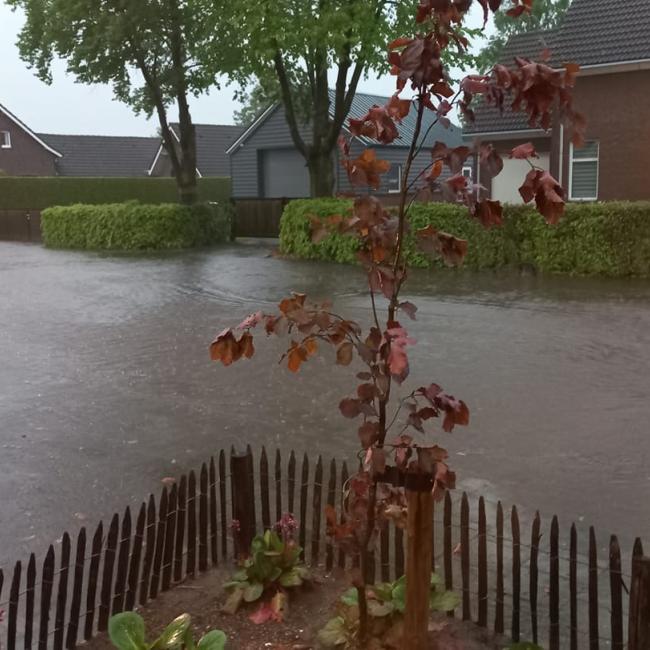 De weg van Horst naar Meterik (St. Jansstraat) staat onder water