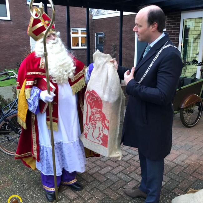 Sinterklaas ontvangt tekeningen