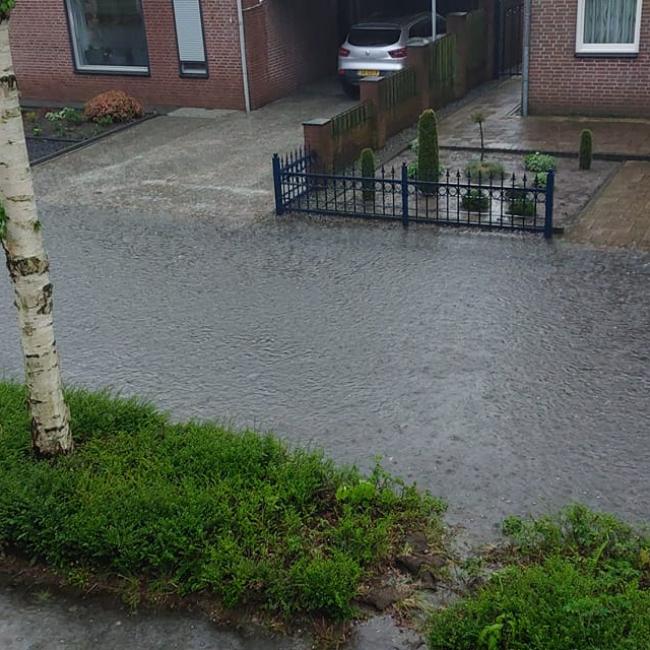 De Pastoor Teeuwenstraat in Melderslo onder water gelopen