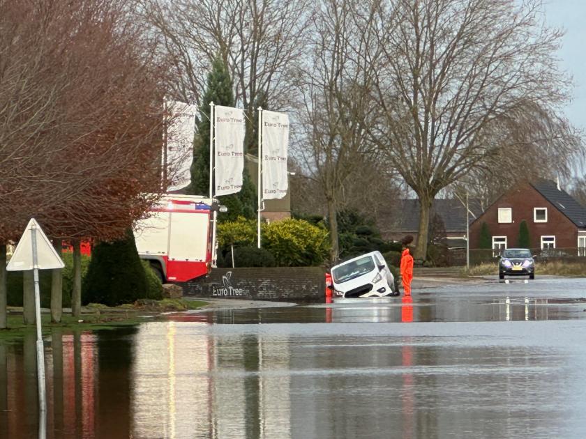 Hoger Waterstand Verrast Bestuurder: Busje Raakt Te Water | NU Horst ...