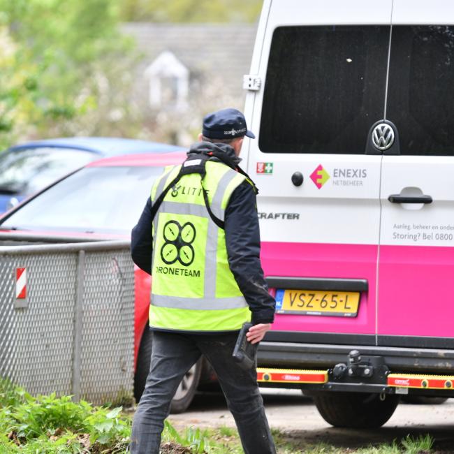 Ook een droneteam is aanwezig bij het pand in Meerlo