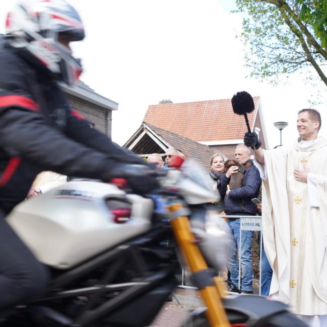 Honderden motoren worden ingezegend