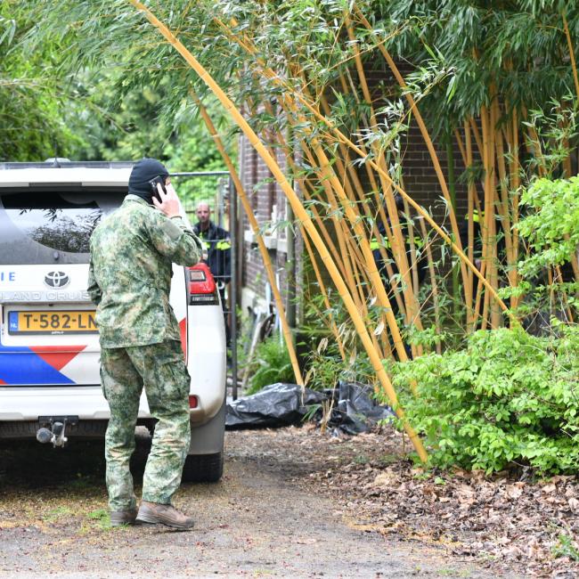 Militairen zijn samen met de politie een woning binnengegaan