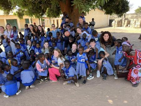 Leerlingen Dendron College overhandigen cheque in Gambia.jpg